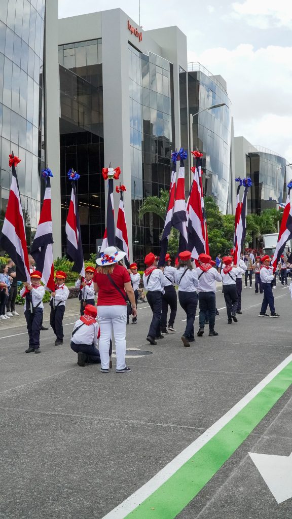Desfile con banderas de Costa Rica en AFZ