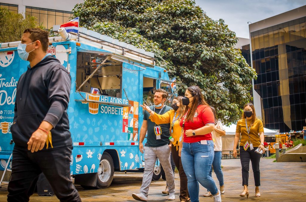 Actividad de la comunidad AFZ junto a un food truck