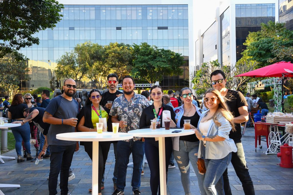 Personas compartiendo un evento en la comunidad AFZ