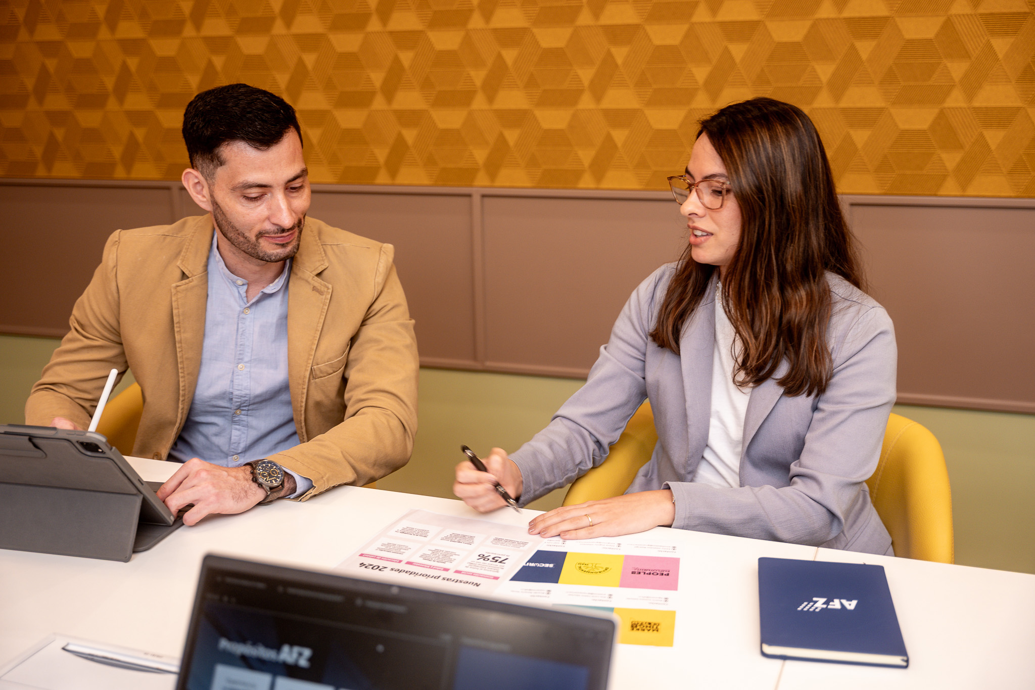 Personas colaborando en una oficina de AFZ