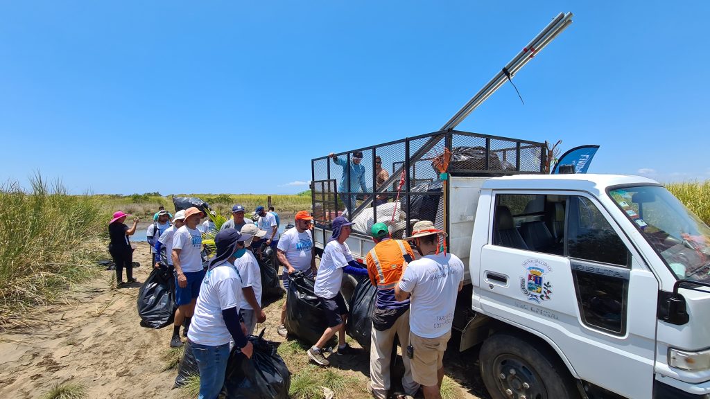 Voluntariado de limpieza de playa